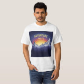 冒険が待っている山の夕日レトロなハイキング Tシャツ (正面フル)