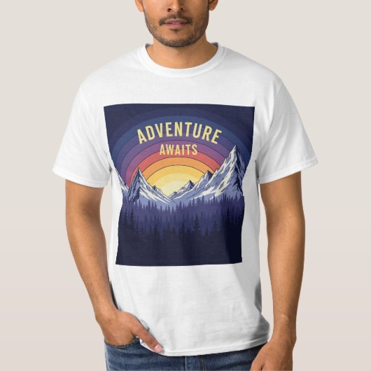 冒険が待っている山の夕日レトロなハイキング Tシャツ (正面)