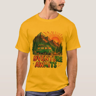 冒険が待っている キャンプ 山 キャンピングカー Tシャツ