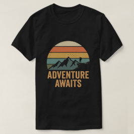 冒険が待っている - ハイキング アウトドアアドベンチャー Tシャツ