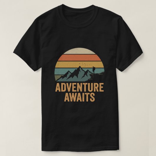 冒険が待っている - ハイキング アウトドアアドベンチャー Tシャツ (デザイン正面)