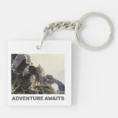 冒険が待っている。ファンタジーの風景 キーホルダー (裏面)