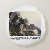 冒険が待っている。ファンタジーの風景 ラウンドクッション (裏面)