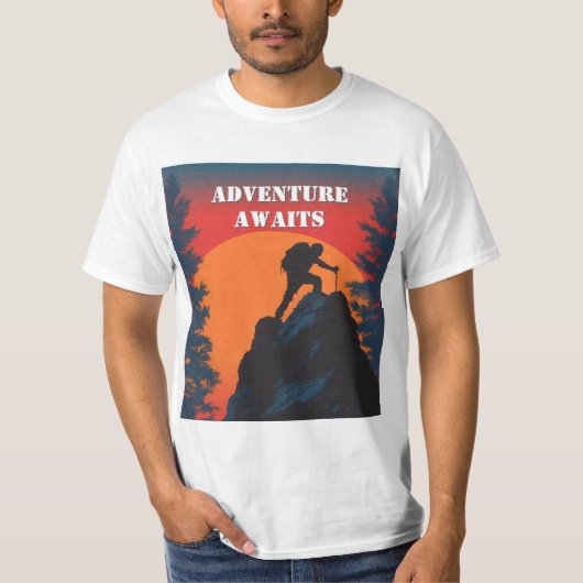 冒険が待っている 山のシルエット レトロな夕焼け Tシャツ (正面)