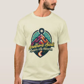 冒険が待っている: 高みへと探求せよ Tシャツ (正面)
