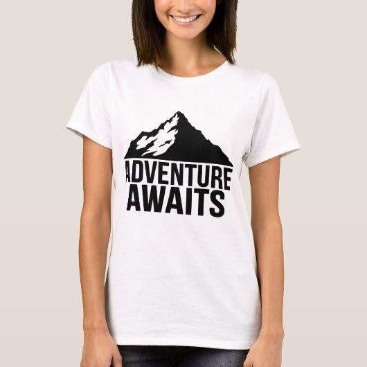 冒険が待つ山のハイキングデザイン Tシャツ (正面)