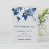 冒険が待つ水彩世界地図のウェディング 招待状 (スタンド正面)