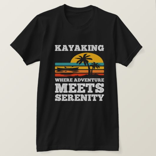 冒険が静けさを満たすカヤック Tシャツ (デザイン正面)