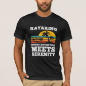 冒険が静けさを満たすカヤック Tシャツ (正面)