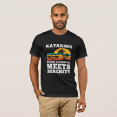 冒険が静けさを満たすカヤック Tシャツ (正面フル)
