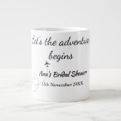冒険の始まりを祝う ブライダルシャワーに名前を追加 ジャンボコーヒーマグカップ (正面)