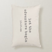 冒険の始まり ミニマリストスタイルの結婚記念日の引用 アクセントクッション (正面(垂直))