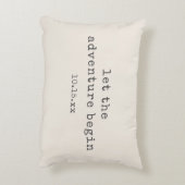 冒険の始まり ミニマルな結婚式の日付の名言 アクセントクッション (裏面(縦))