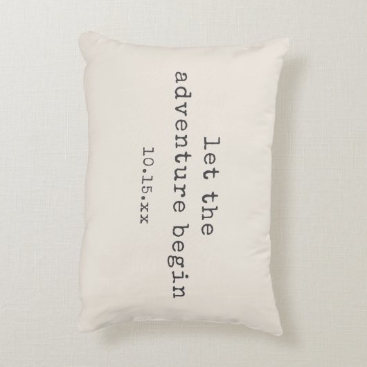 冒険の始まり ミニマルな結婚式の日付の名言 アクセントクッション (裏面(縦))