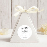 冒険の始まり ⎥ 素朴な丸型ステッカー ラウンドシール<br><div class="desc">この「冒険の始まり」丸型ステッカーをカスタマイズして、名前、日付、フォント、または紙の色を変更して、あなただけの特別なものにしてください。このデザインは、フォントとイラストの慎重な選択により、美しいヴィンテージ感覚を持っています</div>