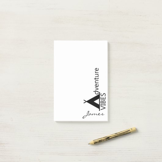 冒険の感情のエレガントなキャンプテントのロゴは名前を加えます ポストイット (デスク上)