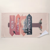 冒険の木製矢印の標識に名前を入れる ビーチタオル (正面)