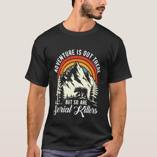 冒険はあちらにありますが、連続殺人鬼もいます C Tシャツ (正面)
