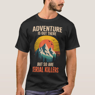 冒険はそこにある、でもシリアルキラーもいる Tシャツ