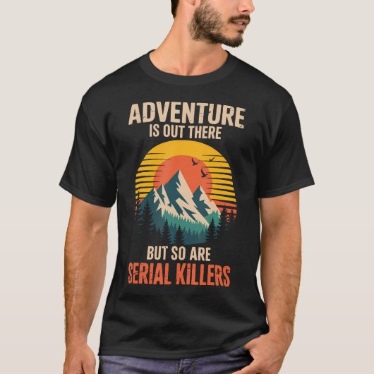 冒険はそこにある、でもシリアルキラーもいる Tシャツ (正面)