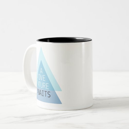 冒険はやる気を起こさせるなマグを待ちます ツートーンマグカップ (正面左)