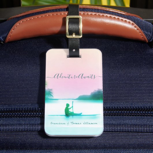 冒険はカップルのためのピンクブルーSUP旅行を待っている ラゲッジタグ (正面インサイチュ2)
