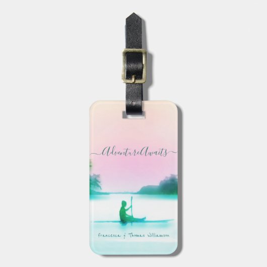 冒険はカップルのためのピンクブルーSUP旅行を待っている ラゲッジタグ (正面縦)