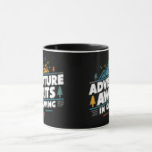 冒険はキャンプ、ブラックマグカップで待っている マグカップ (中央)