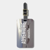 冒険はタイポグラフィのビーチの波を待ちます ラゲッジタグ (正面縦)
