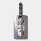 冒険はタイポグラフィのビーチの波を待ちます ラゲッジタグ (裏面縦)