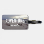 冒険はタイポグラフィのビーチの波を待ちます ラゲッジタグ (裏面横)