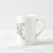 冒険は地図のマグを待ちます ボーンチャイナマグカップ (右)