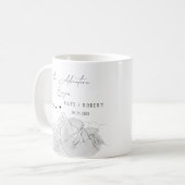 冒険は山イラストレーション結婚の コーヒーマグカップ (正面左)