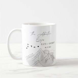 冒険は山イラストレーション結婚の コーヒーマグカップ