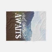 冒険は待ちます フリースブランケット (正面(横))