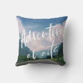 冒険は旅行引用文を待ちます クッション (裏面)