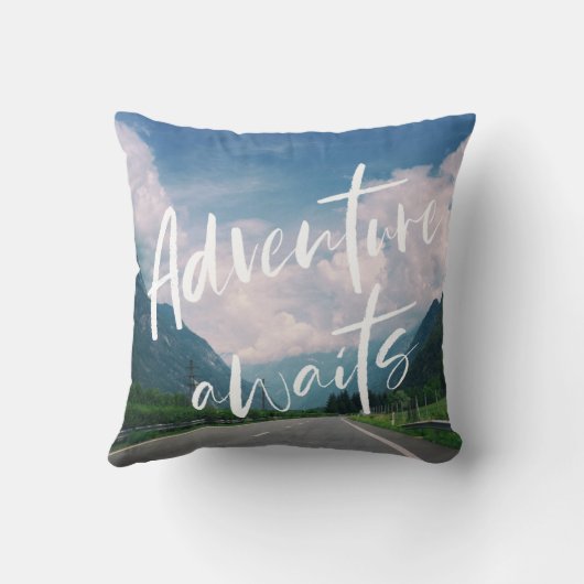 冒険は旅行引用文を待ちます クッション (裏面)