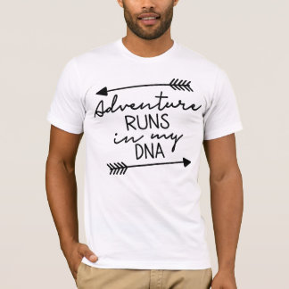 「冒険は私のDNA」引用デザイン アウトドアアート Tシャツ