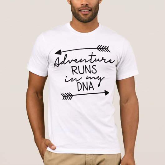 「冒険は私のDNA」引用デザイン アウトドアアート Tシャツ (正面)