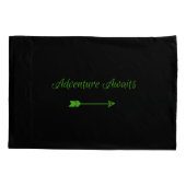 冒険は緑、黒く及び白い世界地図を待ちます 枕カバー (裏面-左)