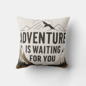 冒険は野外ハイキングの恋人を待っている クッション (裏面)