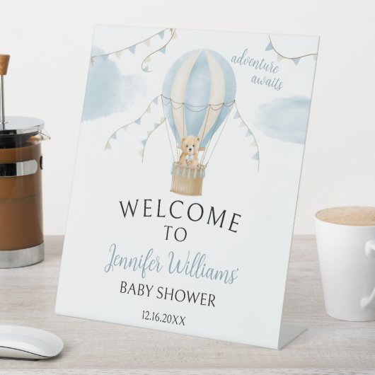 冒険は、クマの熱気球の赤ちゃんシャワーを待っている 台座サイン (インサイチュ)
