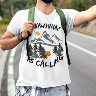 冒険は、山、アウトドア、キャンプを呼び出している Tシャツ