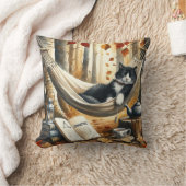 冒険を夢見る白黒のタキシード猫 クッション (ブランケット)