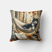 冒険を夢見る白黒のタキシード猫 クッション (裏面)