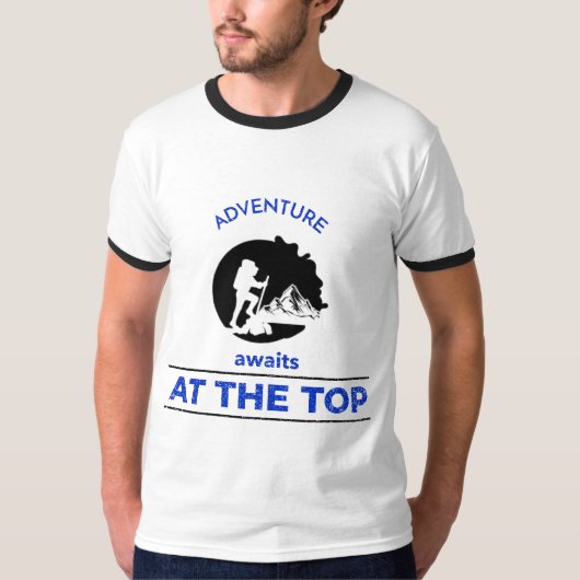 冒険ハイキング、冒険が頂上を待つ Tシャツ (正面)