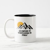 冒険価値のある山の荒野 ツートーンマグカップ (左)