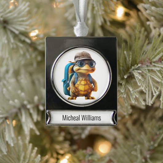 冒険好きで可愛い亀にリュックサックを シルバープレートバナーオーナメント (ツリー)