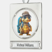 冒険好きで可愛い亀にリュックサックを シルバープレートバナーオーナメント (左)