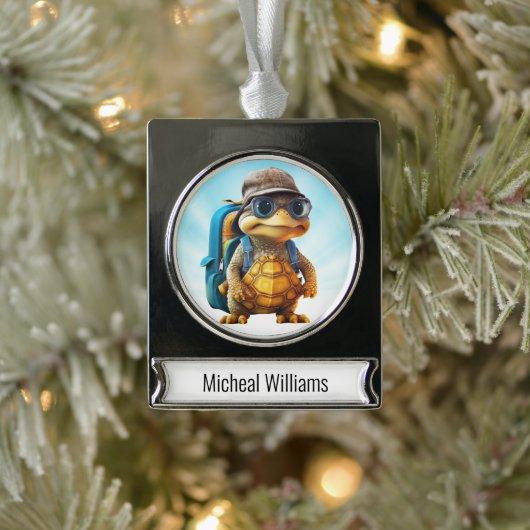 冒険好きで可愛い亀にリュックサックを シルバープレートバナーオーナメント (ツリー)